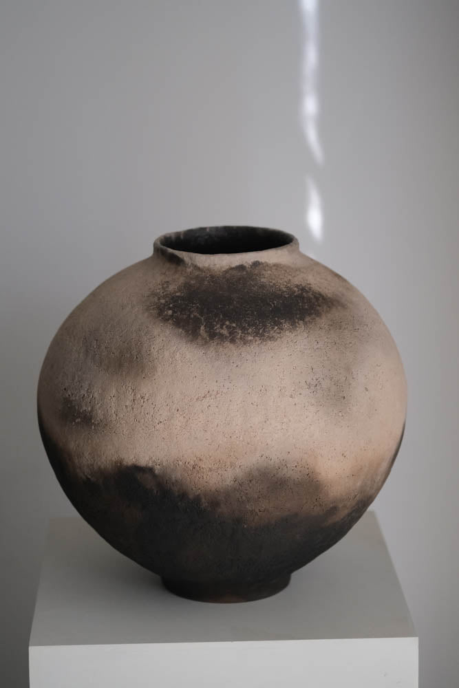 Pit-Fired Ceramic Globular Vase by Chen Long – Contemporary Ceramic Art | EmberArte