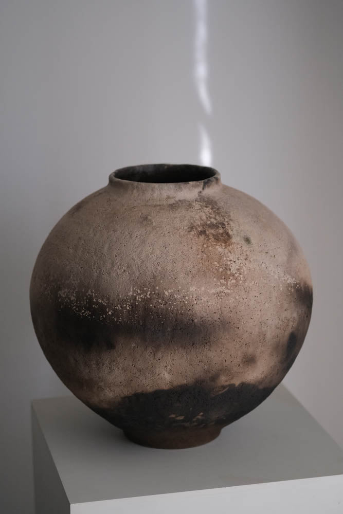 Pit-Fired Ceramic Globular Vase by Chen Long – Contemporary Ceramic Art | EmberArte