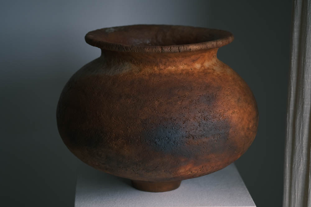 Pit-Fired Ceramic Burnt Earth Wide-Shouldered Vase by Chen Long – Contemporary Ceramic Art | EmberArte