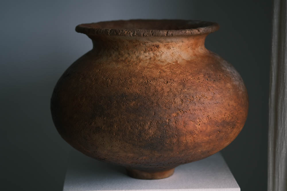 Pit-Fired Ceramic Warm Ochre Globular Vase by Chen Long – Contemporary Ceramic Art | EmberArte