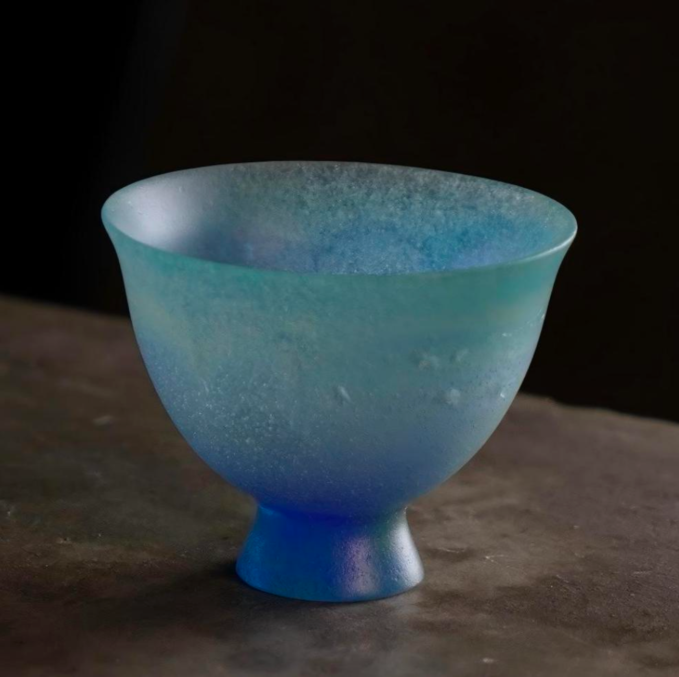 Liuli Round-Rim Small Footed Cup by Wang Quan – Contemporary Glass Art | EmberArte