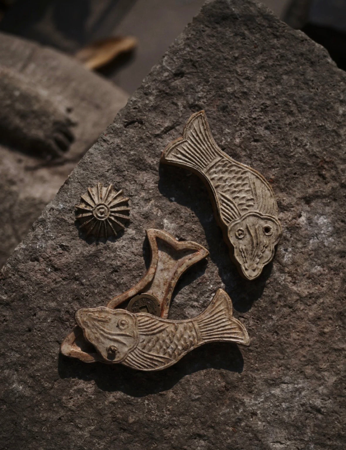 Handmade Wood-Fired Ceramic Fish-Shaped Incense Box by Jiang Ma Xiang – Contemporary Ceramic Art | EmberArte