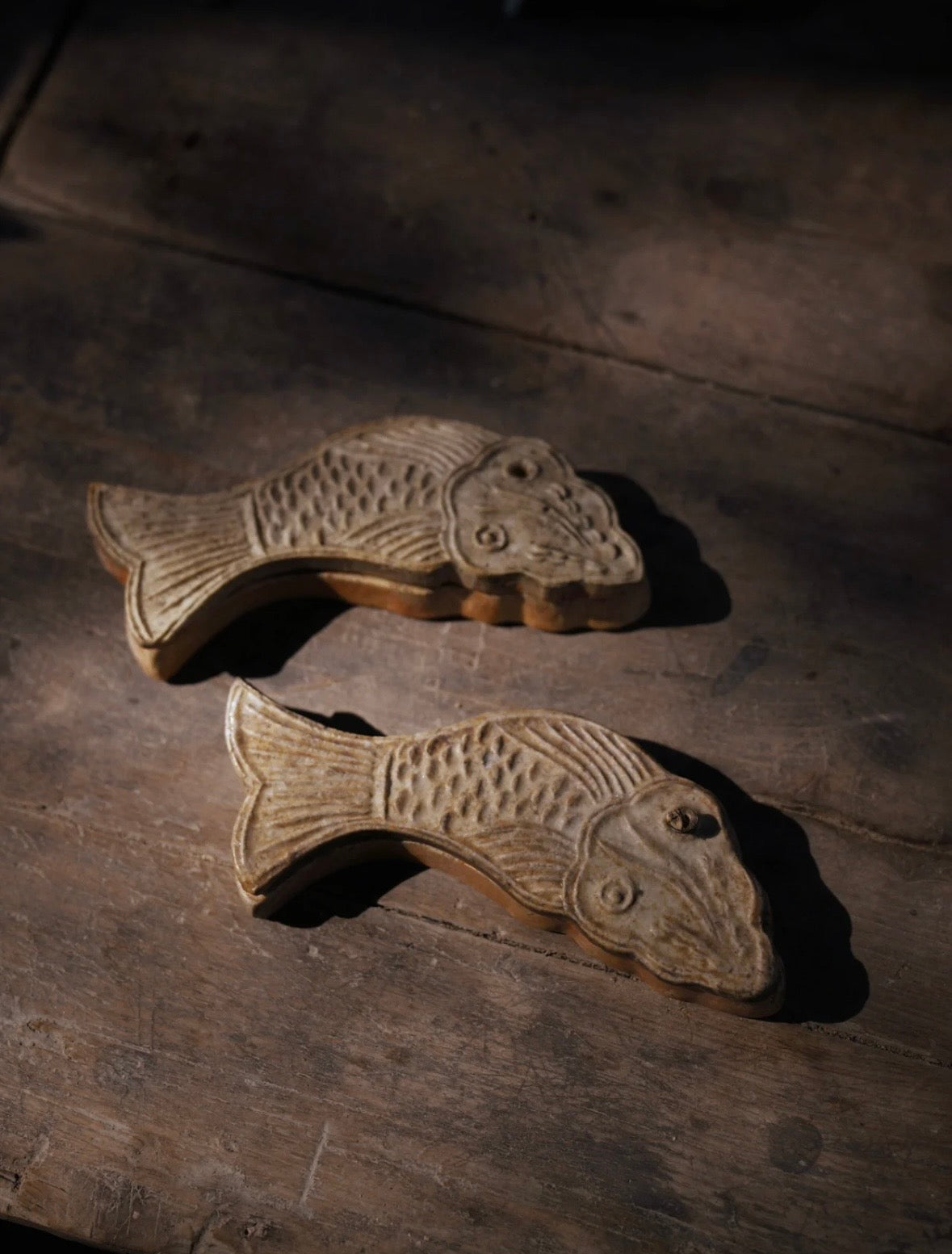 Handmade Wood-Fired Ceramic Fish-Shaped Incense Box by Jiang Ma Xiang – Contemporary Ceramic Art | EmberArte