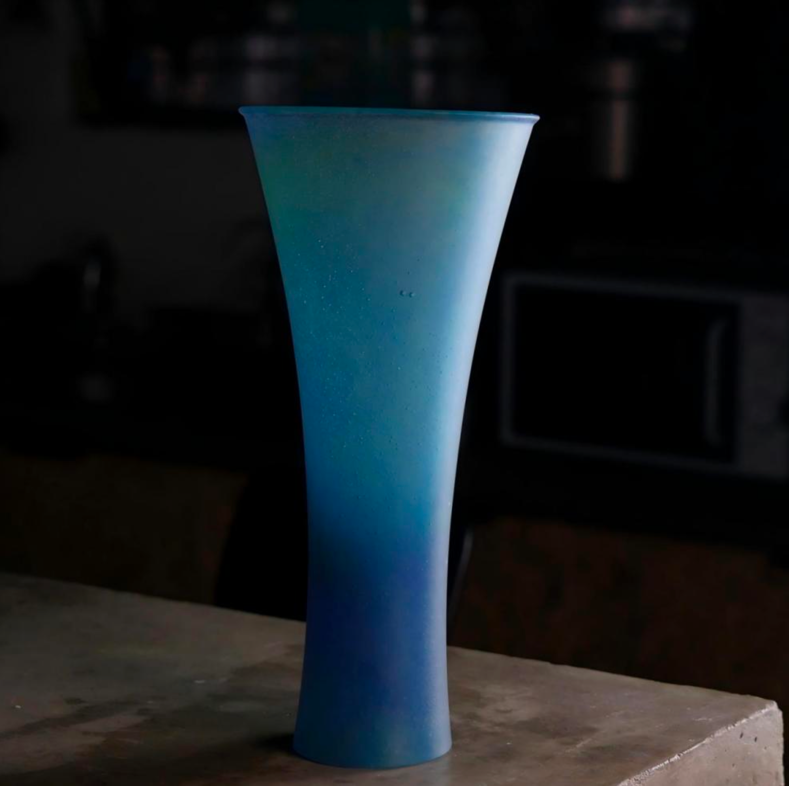 Liuli Waisted Vase by Wang Quan – Contemporary Glass Art | EmberArte
